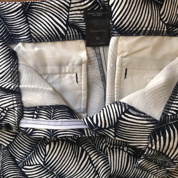 NEVER WORN Ann Taylor Signature Palm Slacks - Picture 4 of 5